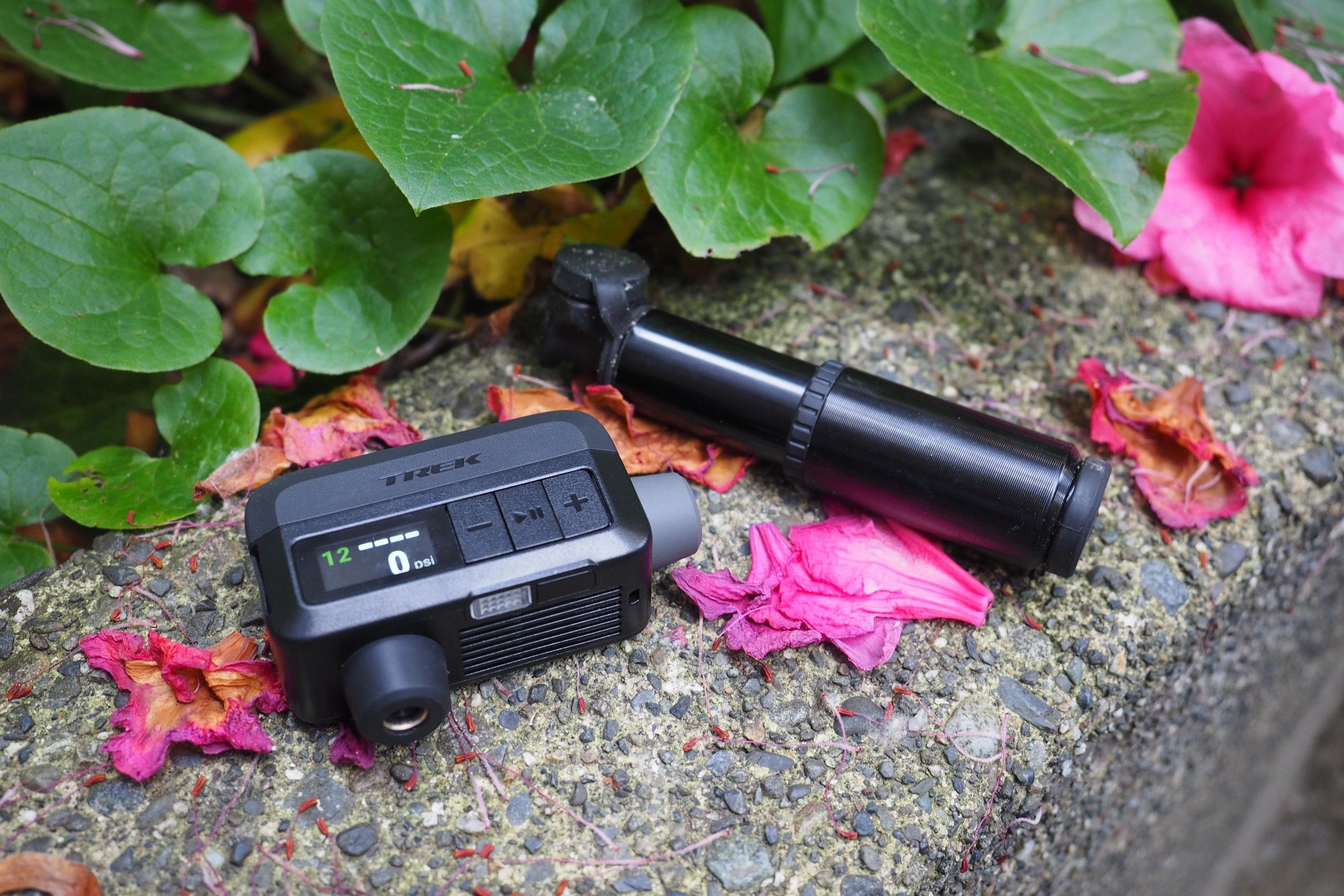 アクセサリー TREK Air Rush Mini Electric Pump Trek Air Rush Electric Pump - Trek Bikes (CA)